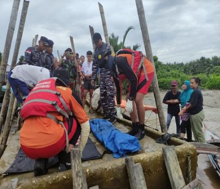 Tim SAR gabungan berhasil menemukan bocah yang tenggelam di Sungai Inhil (foto/bayu-halloriau)